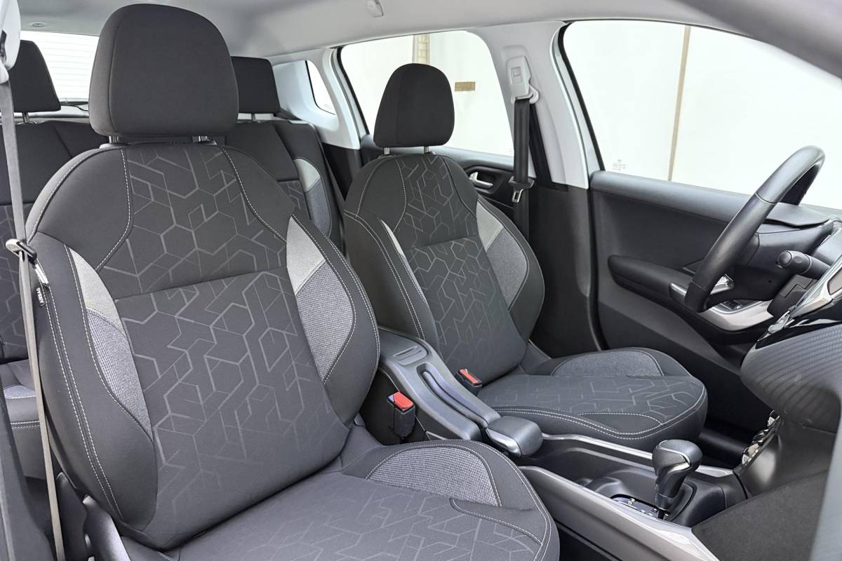 Peugeot 2008 Peugeot 2008 1.2 PureTech Blue Lion | 110PK | AUTOMAAT | Trekhaak | Navigatie | Apple Carplay | Android Auto | Airco | Cruise Control | Slechts 66.213 km!