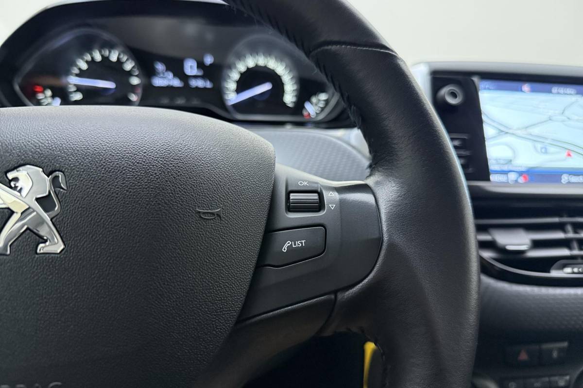 Peugeot 2008 Peugeot 2008 1.2 PureTech Blue Lion | 110PK | AUTOMAAT | Trekhaak | Navigatie | Apple Carplay | Android Auto | Airco | Cruise Control | Slechts 66.213 km!