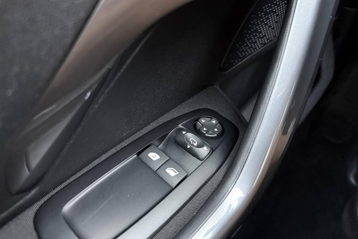Peugeot 2008 Peugeot 2008 1.2 PureTech Blue Lion | 110PK | AUTOMAAT | Trekhaak | Navigatie | Apple Carplay | Android Auto | Airco | Cruise Control | Slechts 66.213 km!