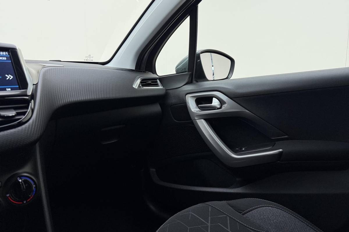Peugeot 2008 Peugeot 2008 1.2 PureTech Blue Lion | 110PK | AUTOMAAT | Trekhaak | Navigatie | Apple Carplay | Android Auto | Airco | Cruise Control | Slechts 66.213 km!
