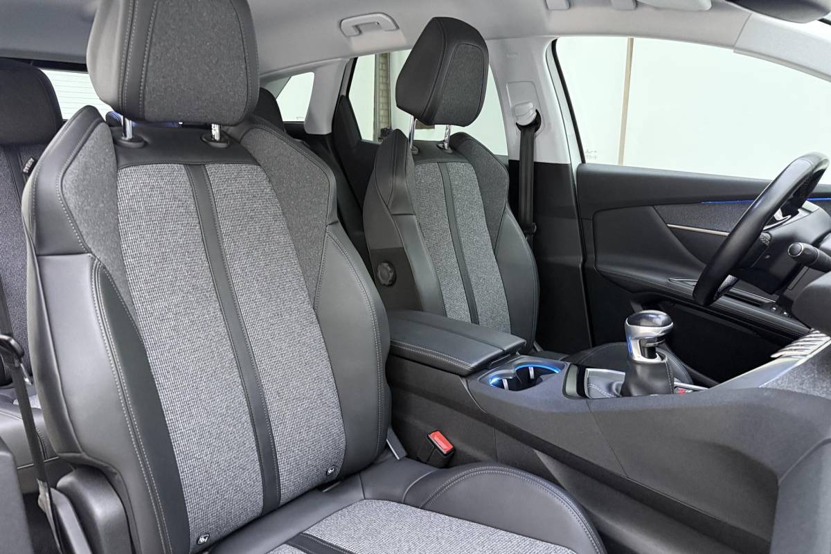 Peugeot 3008 Peugeot 3008 1.2 PureTech Allure | 130PK | Trekhaak | Stoelverwarming | Parkeercamera | Parkeersensoren Voor & Achter |