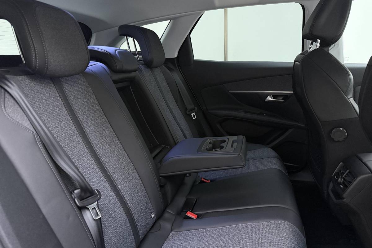 Peugeot 3008 Peugeot 3008 1.2 PureTech Allure | 130PK | Trekhaak | Stoelverwarming | Parkeercamera | Parkeersensoren Voor & Achter |