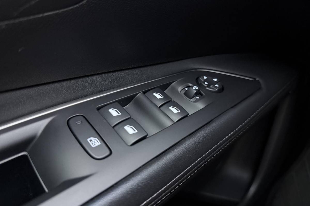 Peugeot 3008 Peugeot 3008 1.2 PureTech Allure | 130PK | Trekhaak | Stoelverwarming | Parkeercamera | Parkeersensoren Voor & Achter |