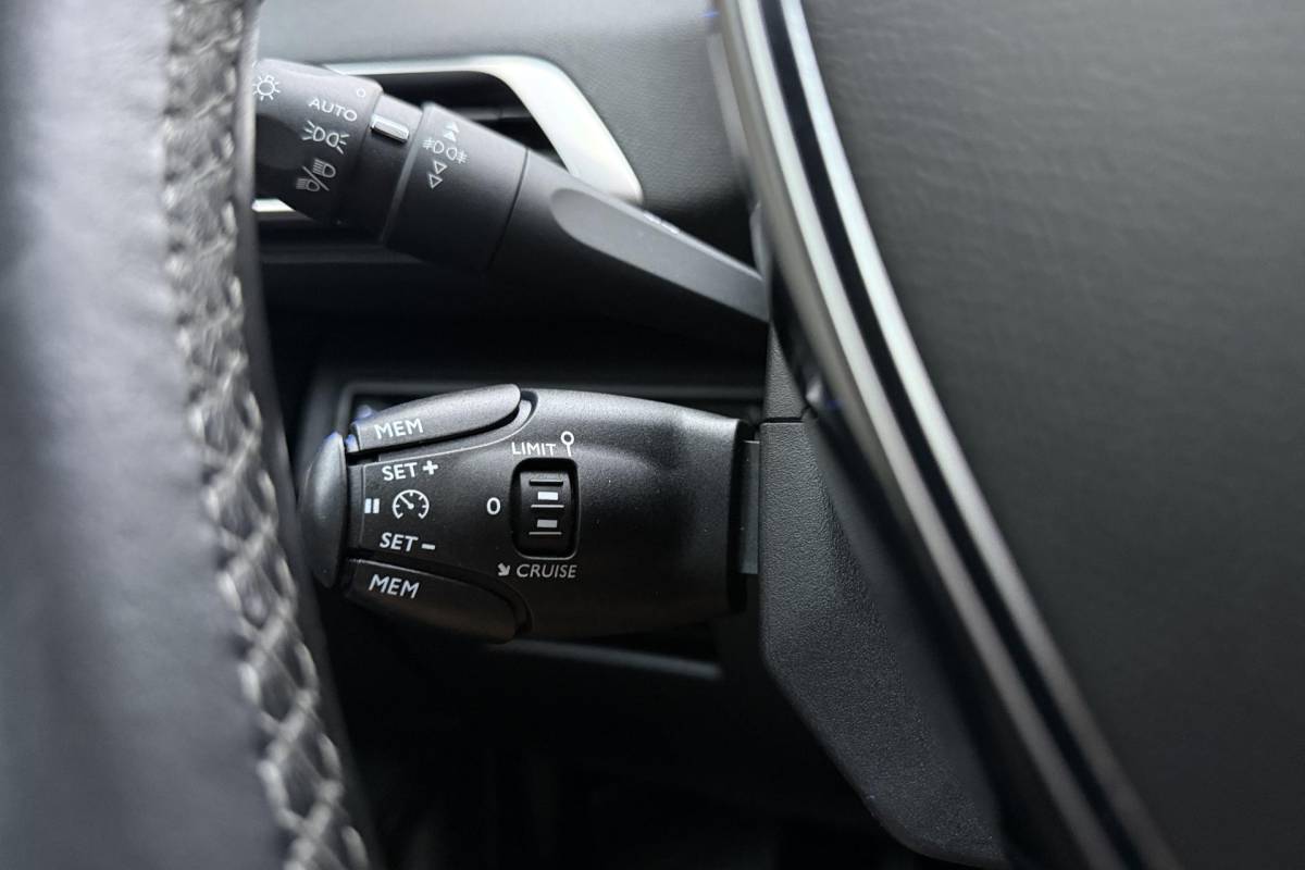 Peugeot 3008 Peugeot 3008 1.2 PureTech Allure | 130PK | Trekhaak | Stoelverwarming | Parkeercamera | Parkeersensoren Voor & Achter |