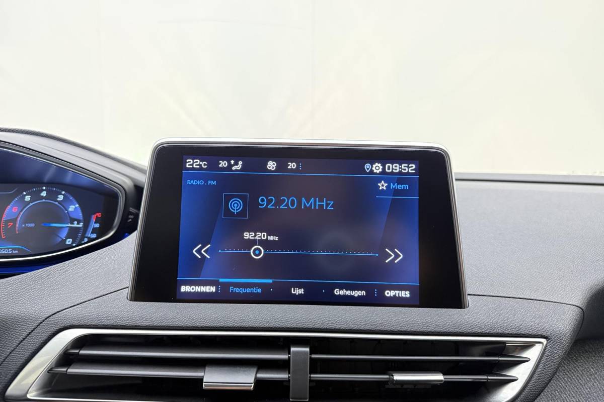 Peugeot 3008 Peugeot 3008 1.2 PureTech Allure | 130PK | Trekhaak | Stoelverwarming | Parkeercamera | Parkeersensoren Voor & Achter |