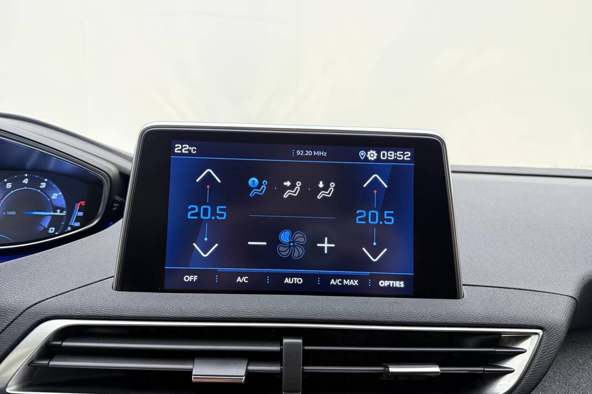 Peugeot 3008 Peugeot 3008 1.2 PureTech Allure | 130PK | Trekhaak | Stoelverwarming | Parkeercamera | Parkeersensoren Voor & Achter |