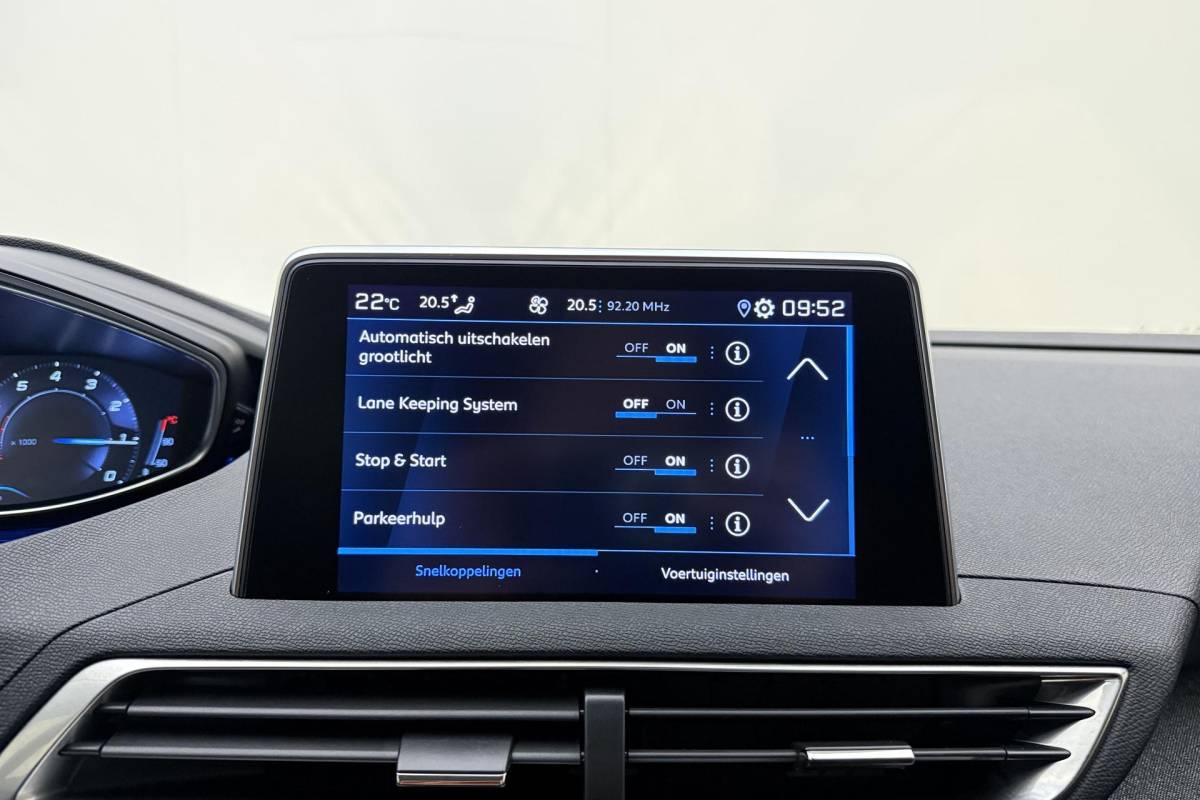 Peugeot 3008 Peugeot 3008 1.2 PureTech Allure | 130PK | Trekhaak | Stoelverwarming | Parkeercamera | Parkeersensoren Voor & Achter |