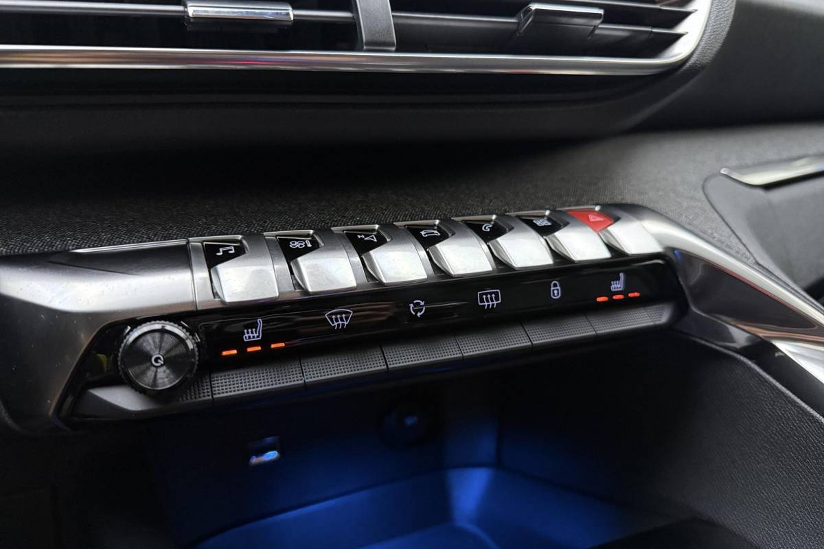 Peugeot 3008 Peugeot 3008 1.2 PureTech Allure | 130PK | Trekhaak | Stoelverwarming | Parkeercamera | Parkeersensoren Voor & Achter |