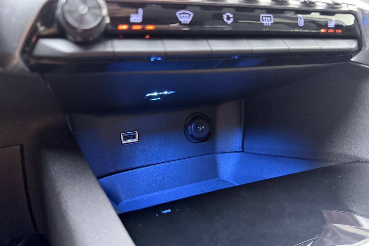 Peugeot 3008 Peugeot 3008 1.2 PureTech Allure | 130PK | Trekhaak | Stoelverwarming | Parkeercamera | Parkeersensoren Voor & Achter |