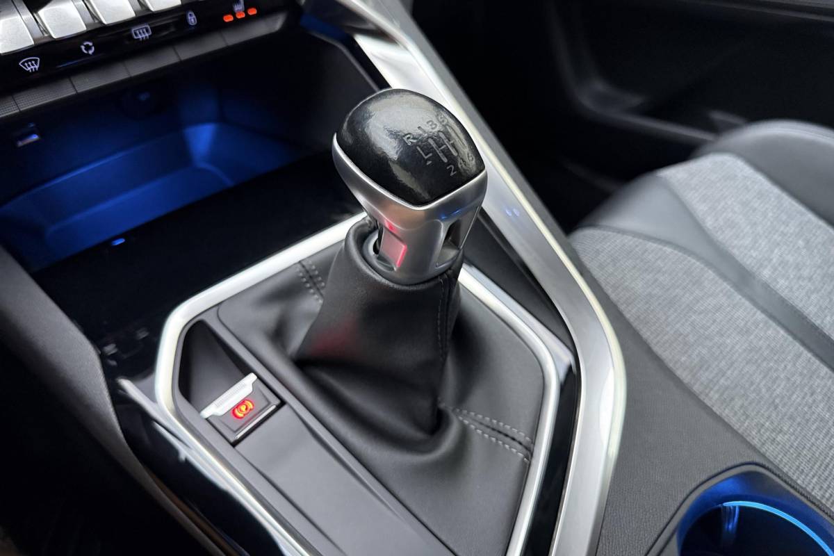 Peugeot 3008 Peugeot 3008 1.2 PureTech Allure | 130PK | Trekhaak | Stoelverwarming | Parkeercamera | Parkeersensoren Voor & Achter |