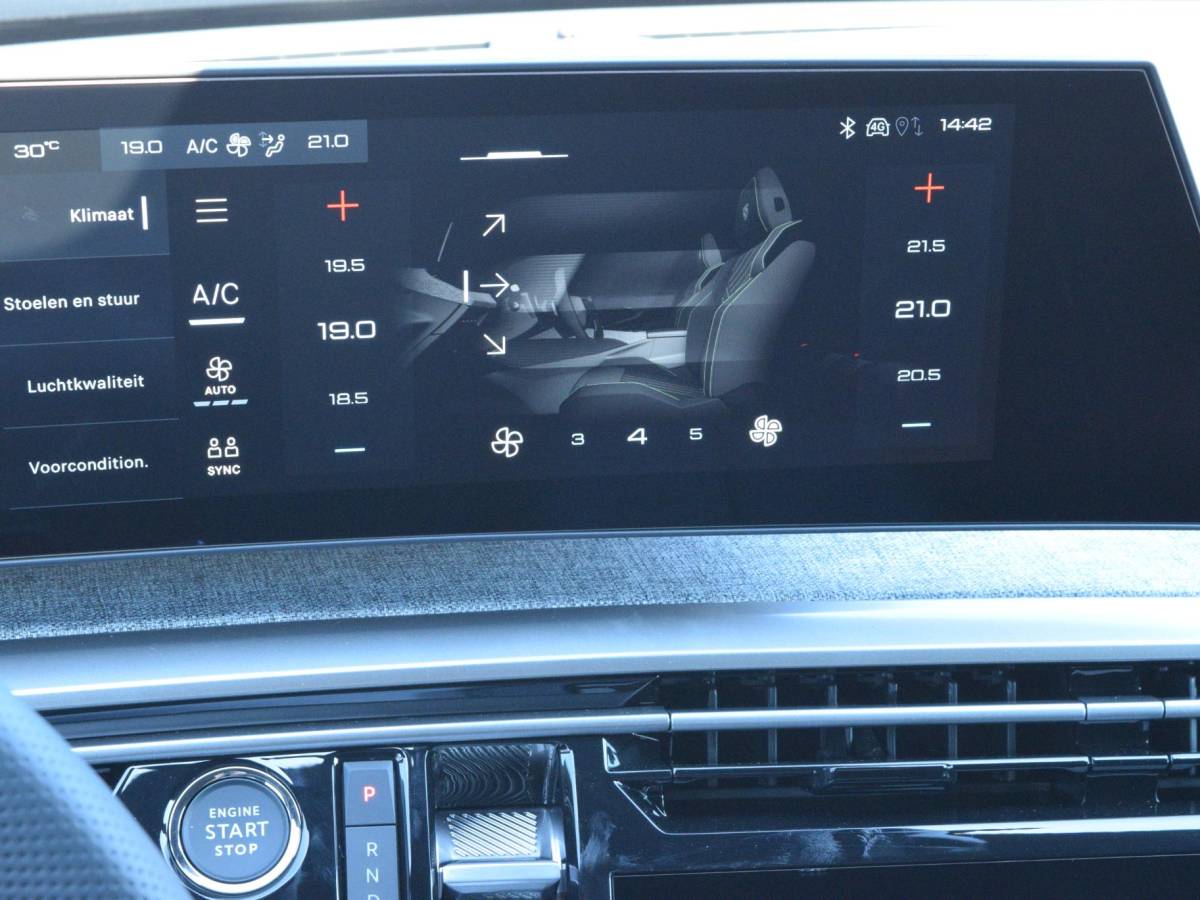 Peugeot 3008 Peugeot 3008 1.6 plug-in Hybrid 225 GT Exclusive l 360 camera l Schuif/ kanteldak l Elektrische AGR voorstoelen l