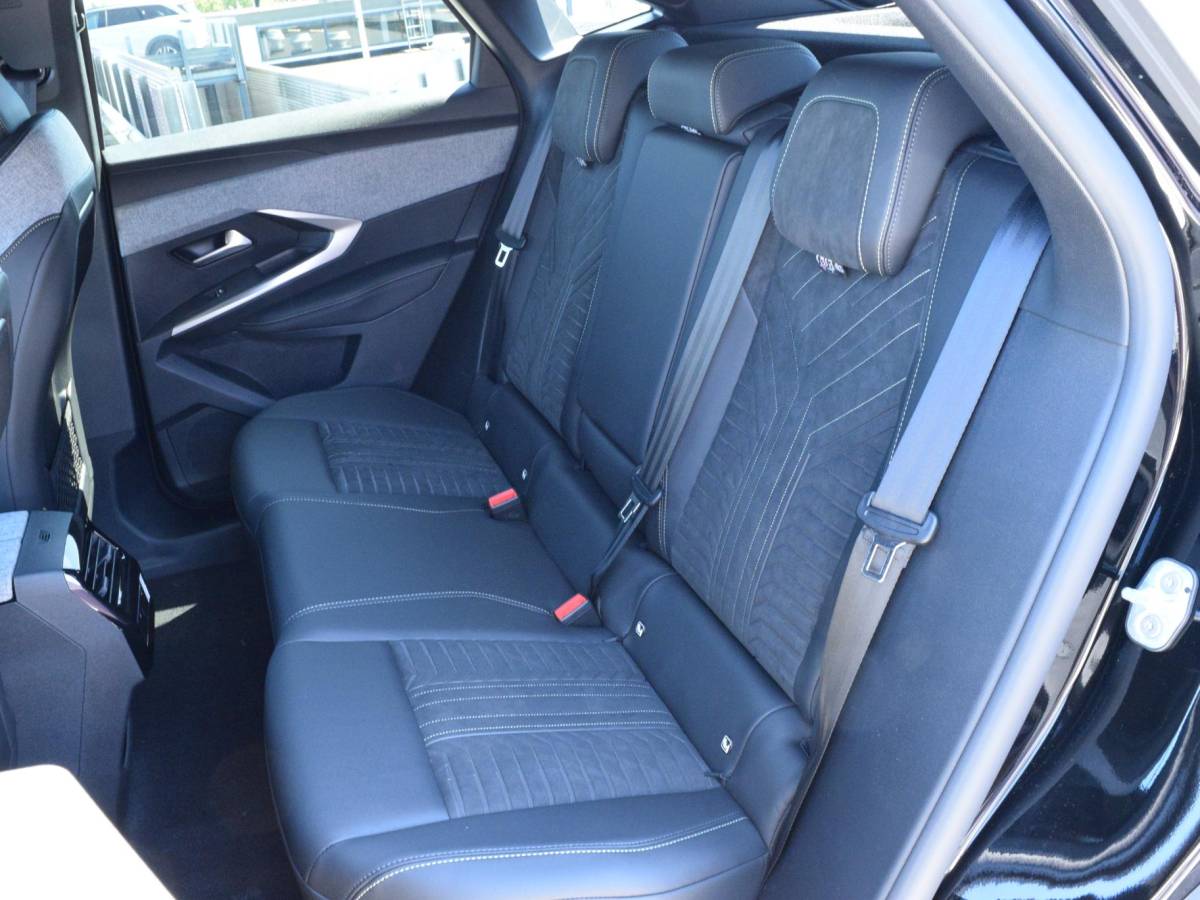 Peugeot 3008 Peugeot 3008 1.6 plug-in Hybrid 225 GT Exclusive l 360 camera l Schuif/ kanteldak l Elektrische AGR voorstoelen l
