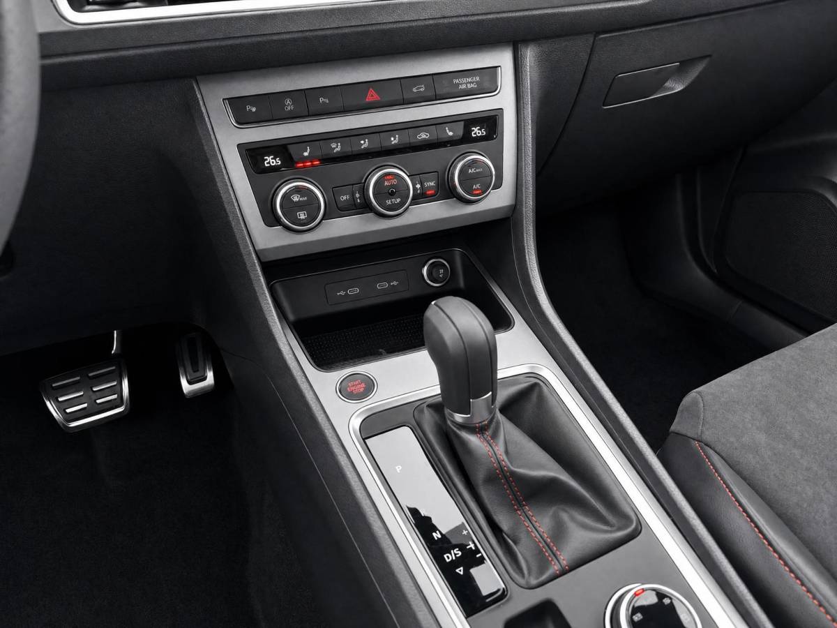 SEAT Ateca SEAT Ateca FR Business Intense 1.5 TSI 110 kW / 150 PK SUV 7 versn. DSG |  Safe and driving package XL | 5000,- Euro herwaardering!!