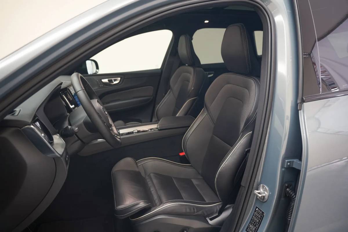 Volvo XC60 Volvo XC60 2.0 T6 AWD Recharge Ultimate Dark [ Panorama Leder Harman/Kardon Stuur-&Stoelverwarming Trekhaak ]