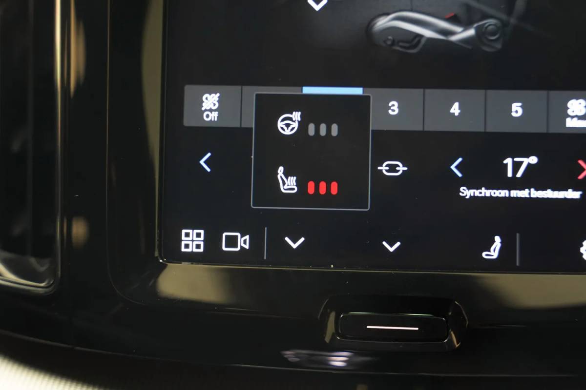 Volvo XC60 Volvo XC60 2.0 T6 AWD Recharge Ultimate Dark [ Panorama Leder Harman/Kardon Stuur-&Stoelverwarming Trekhaak ]