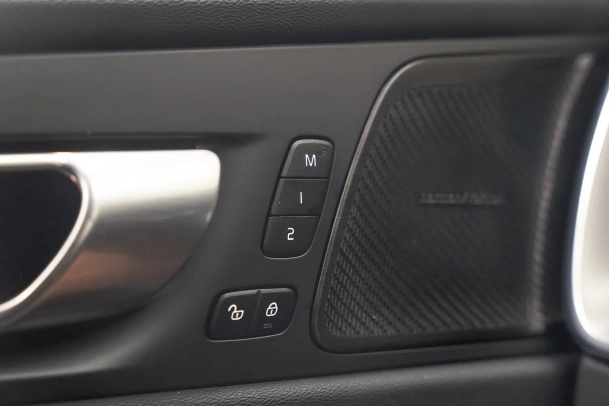 Volvo XC60 Volvo XC60 2.0 T6 AWD Recharge Ultimate Dark [ Panorama Leder Harman/Kardon Stuur-&Stoelverwarming Trekhaak ]