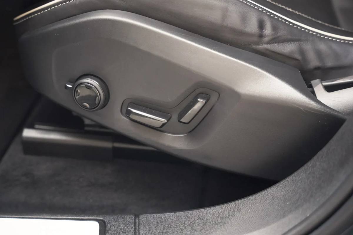 Volvo XC60 Volvo XC60 2.0 T6 AWD Recharge Ultimate Dark [ Panorama Leder Harman/Kardon Stuur-&Stoelverwarming Trekhaak ]