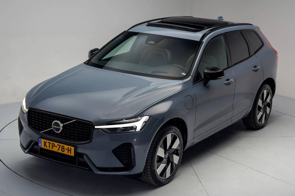 Volvo XC60 Volvo XC60 2.0 T6 AWD Recharge Ultimate Dark [ Panorama Leder Harman/Kardon Stuur-&Stoelverwarming Trekhaak ]