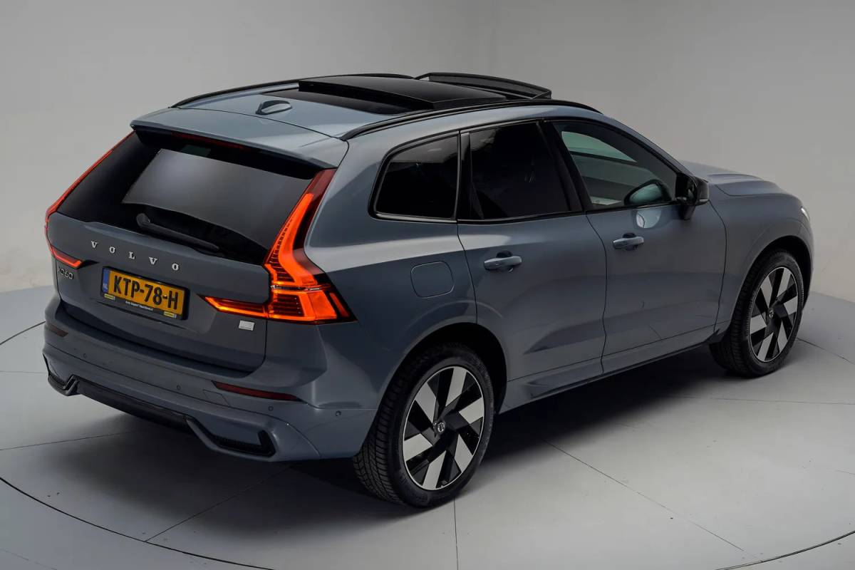 Volvo XC60 Volvo XC60 2.0 T6 AWD Recharge Ultimate Dark [ Panorama Leder Harman/Kardon Stuur-&Stoelverwarming Trekhaak ]