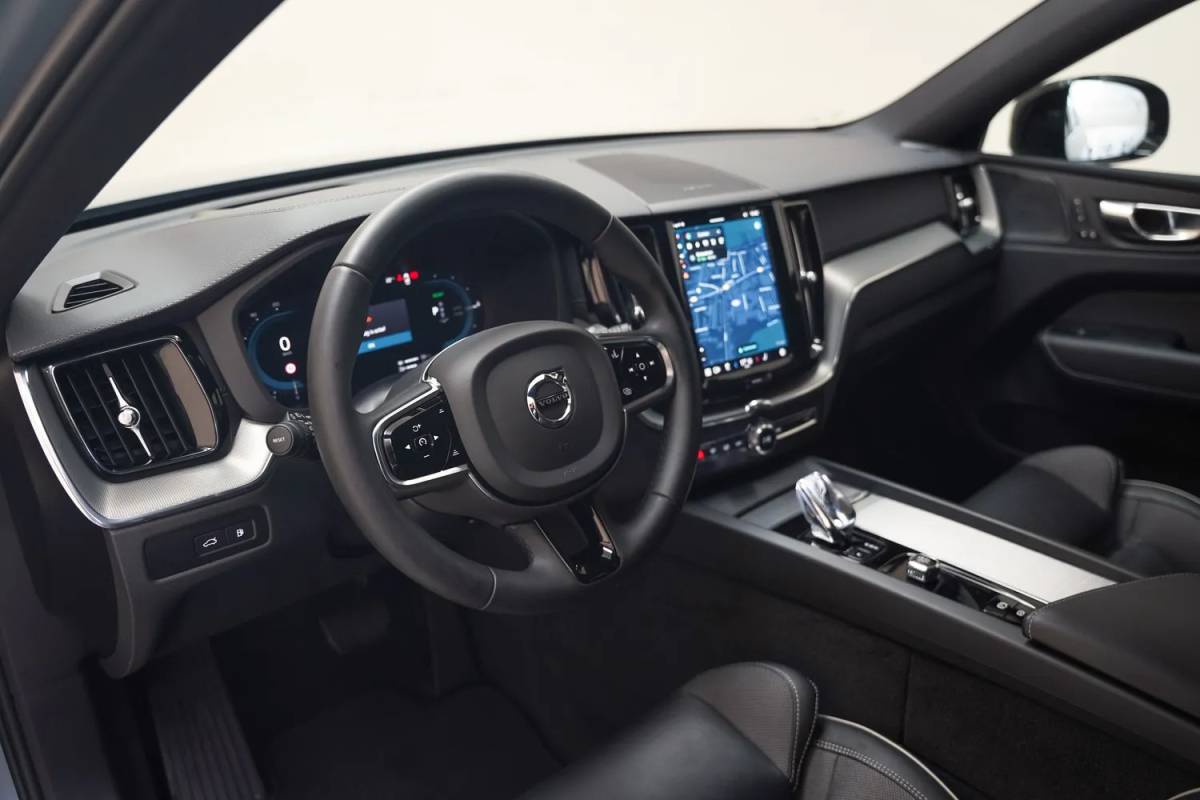 Volvo XC60 Volvo XC60 2.0 T6 AWD Recharge Ultimate Dark [ Panorama Leder Harman/Kardon Stuur-&Stoelverwarming Trekhaak ]