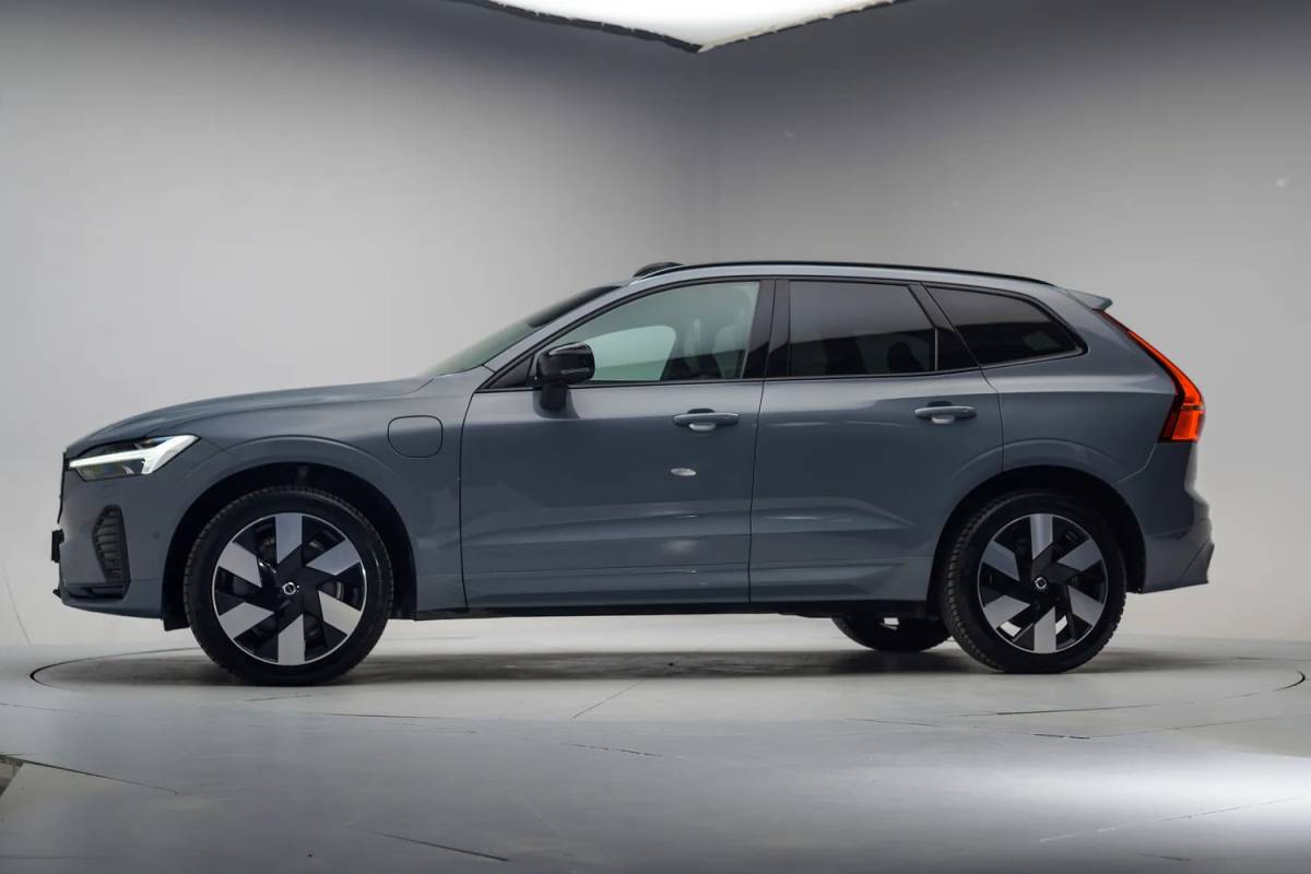Volvo XC60 Volvo XC60 2.0 T6 AWD Recharge Ultimate Dark [ Panorama Leder Harman/Kardon Stuur-&Stoelverwarming Trekhaak ]
