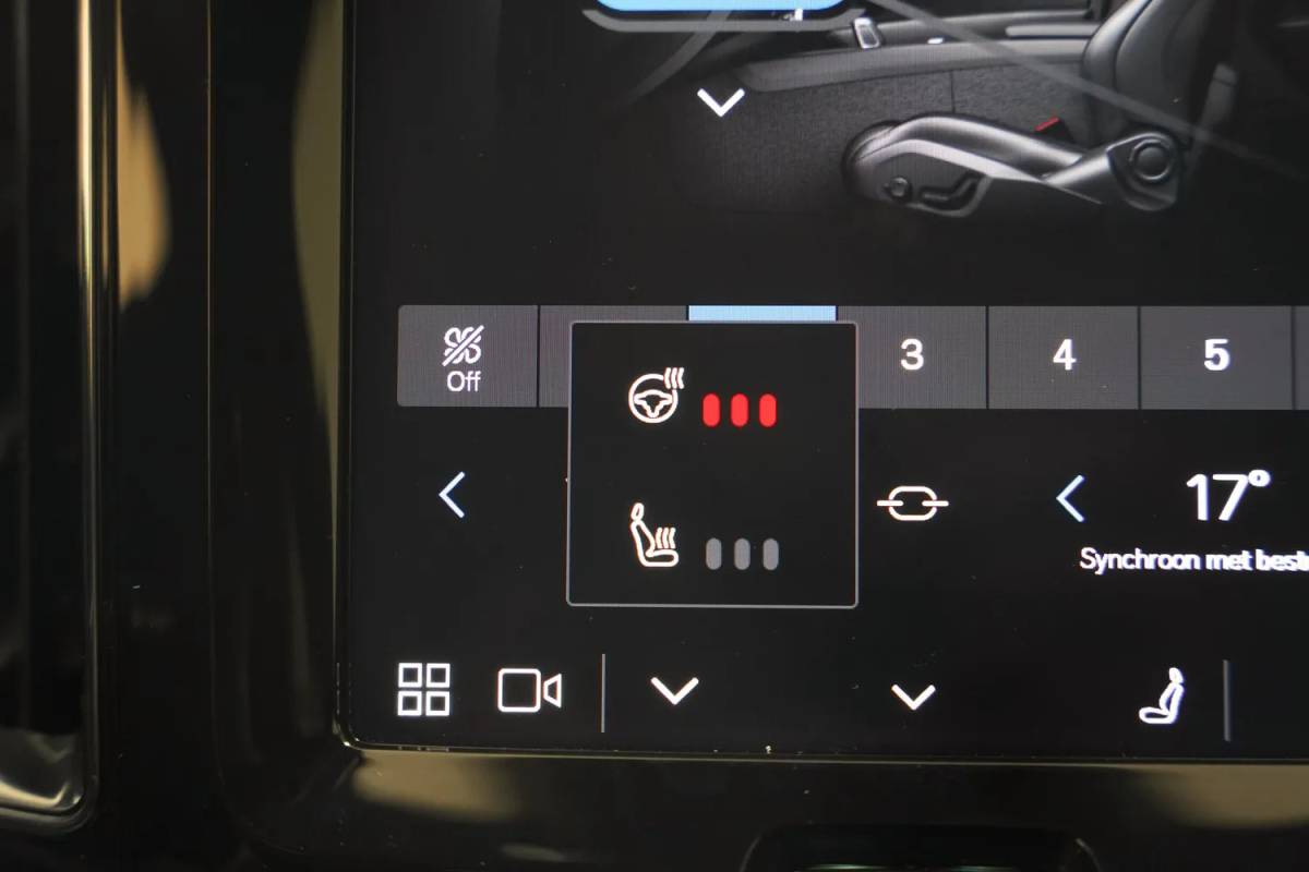 Volvo XC60 Volvo XC60 2.0 T6 AWD Recharge Ultimate Dark [ Panorama Leder Harman/Kardon Stuur-&Stoelverwarming Trekhaak ]