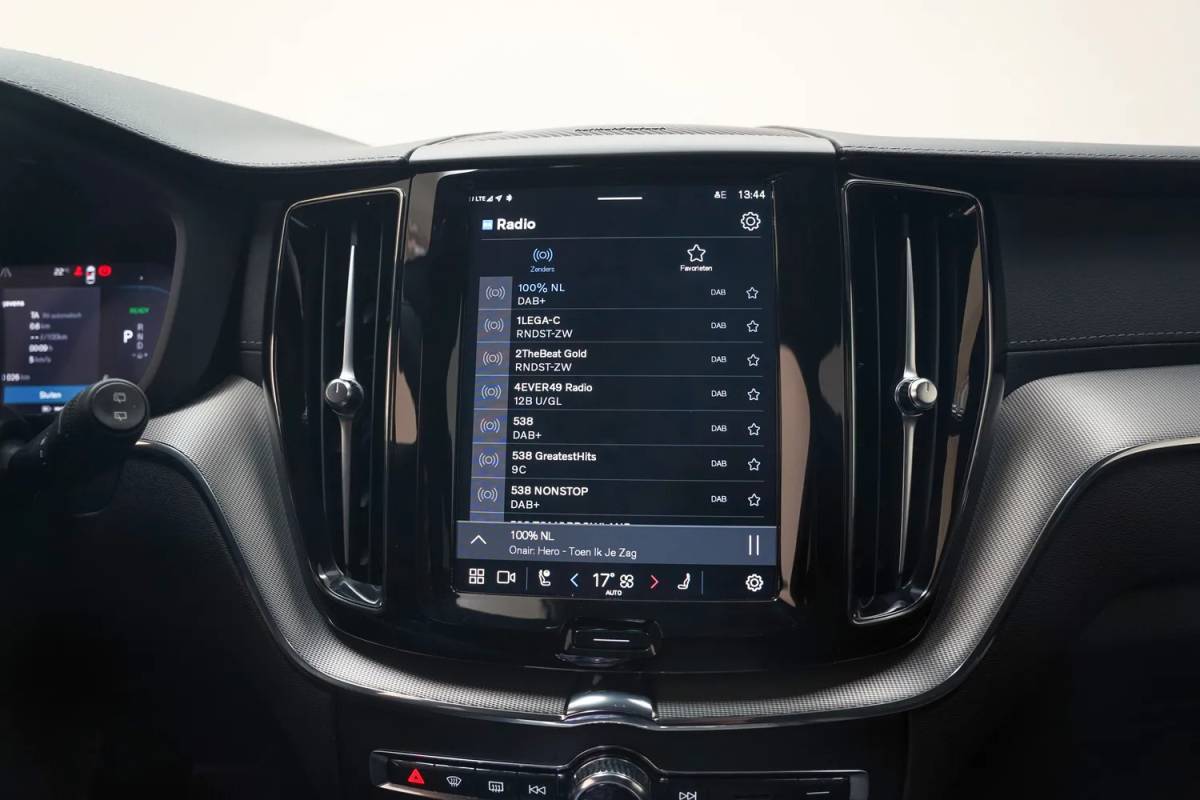 Volvo XC60 Volvo XC60 2.0 T6 AWD Recharge Ultimate Dark [ Panorama Leder Harman/Kardon Stuur-&Stoelverwarming Trekhaak ]