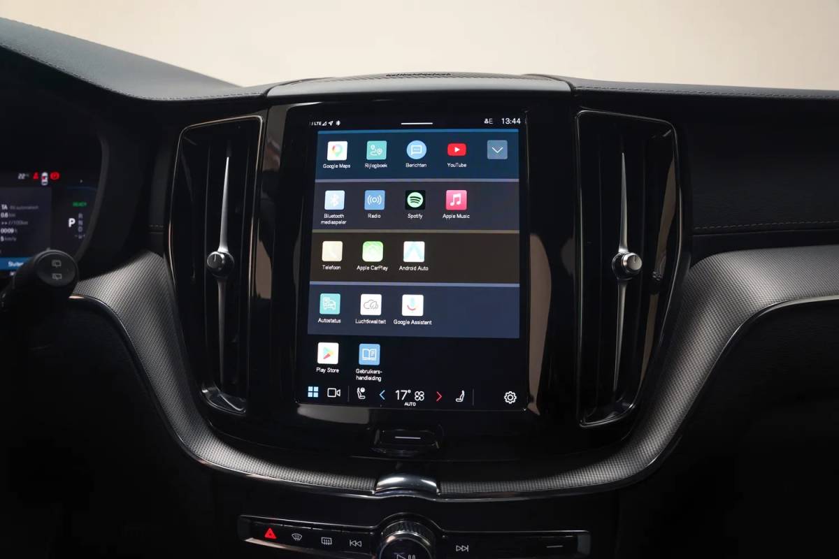 Volvo XC60 Volvo XC60 2.0 T6 AWD Recharge Ultimate Dark [ Panorama Leder Harman/Kardon Stuur-&Stoelverwarming Trekhaak ]