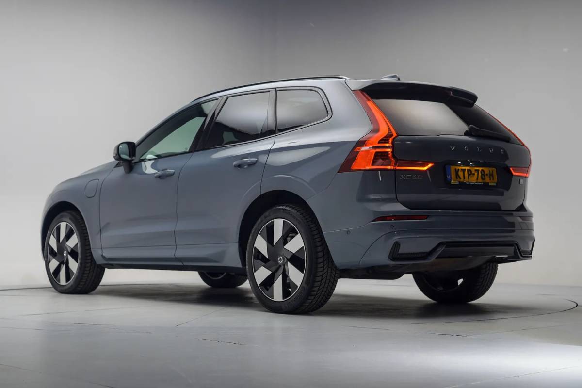 Volvo XC60 Volvo XC60 2.0 T6 AWD Recharge Ultimate Dark [ Panorama Leder Harman/Kardon Stuur-&Stoelverwarming Trekhaak ]