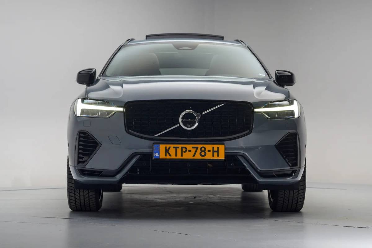 Volvo XC60 Volvo XC60 2.0 T6 AWD Recharge Ultimate Dark [ Panorama Leder Harman/Kardon Stuur-&Stoelverwarming Trekhaak ]