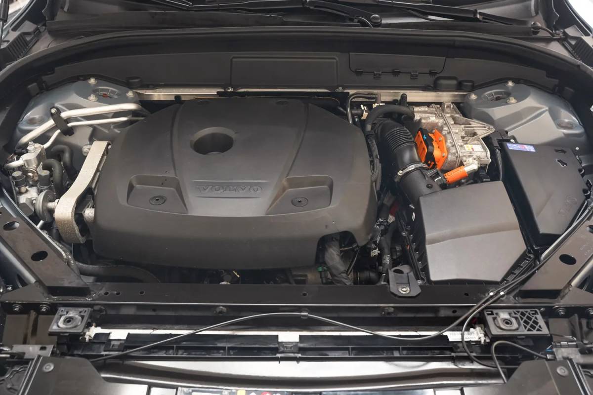Volvo XC60 Volvo XC60 2.0 T6 AWD Recharge Ultimate Dark [ Panorama Leder Harman/Kardon Stuur-&Stoelverwarming Trekhaak ]
