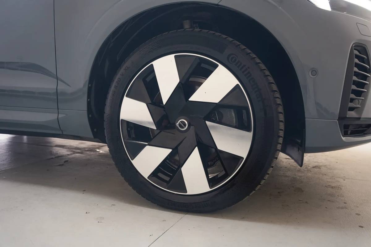 Volvo XC60 Volvo XC60 2.0 T6 AWD Recharge Ultimate Dark [ Panorama Leder Harman/Kardon Stuur-&Stoelverwarming Trekhaak ]