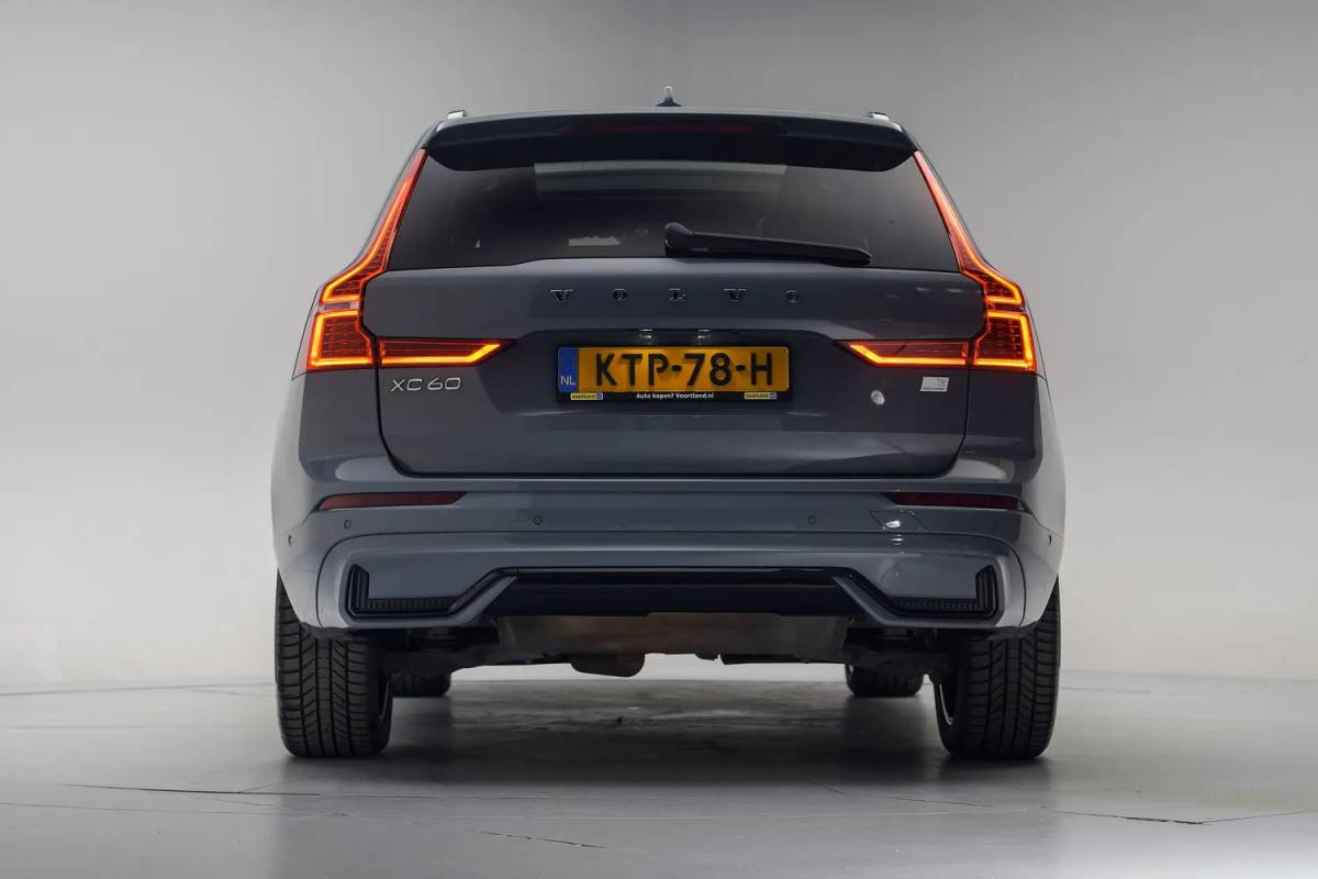Volvo XC60 Volvo XC60 2.0 T6 AWD Recharge Ultimate Dark [ Panorama Leder Harman/Kardon Stuur-&Stoelverwarming Trekhaak ]