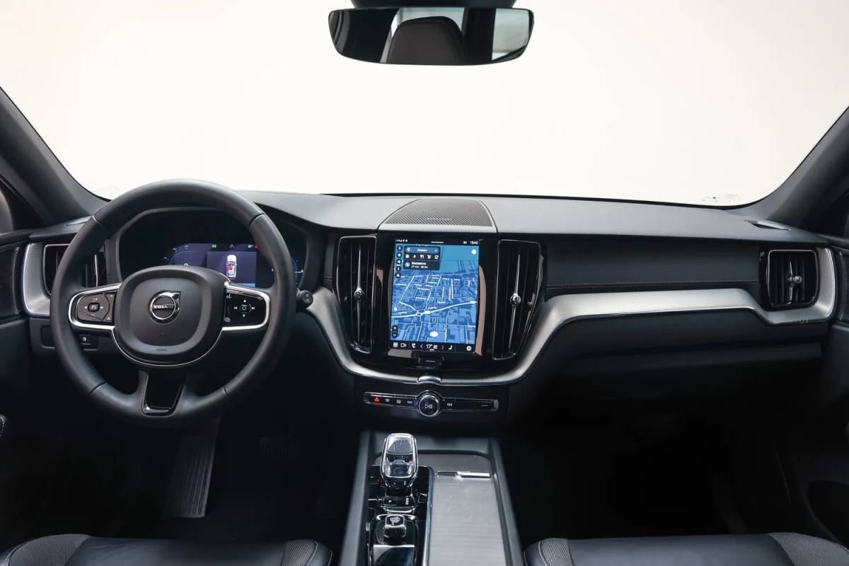 Volvo XC60 Volvo XC60 2.0 T6 AWD Recharge Ultimate Dark [ Panorama Leder Harman/Kardon Stuur-&Stoelverwarming Trekhaak ]