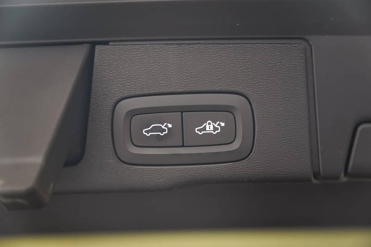 Volvo XC60 Volvo XC60 2.0 T6 AWD Recharge Ultimate Dark [ Panorama Leder Harman/Kardon Stuur-&Stoelverwarming Trekhaak ]