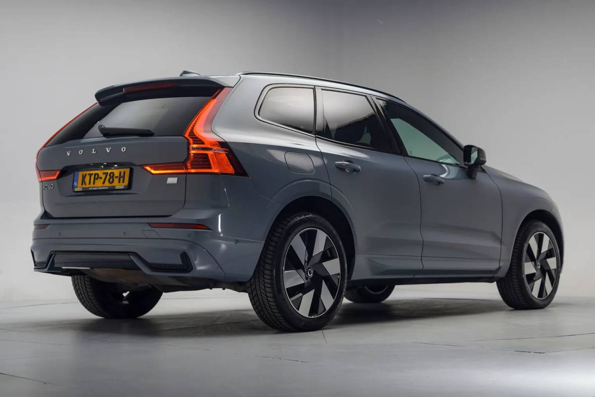 Volvo XC60 Volvo XC60 2.0 T6 AWD Recharge Ultimate Dark [ Panorama Leder Harman/Kardon Stuur-&Stoelverwarming Trekhaak ]