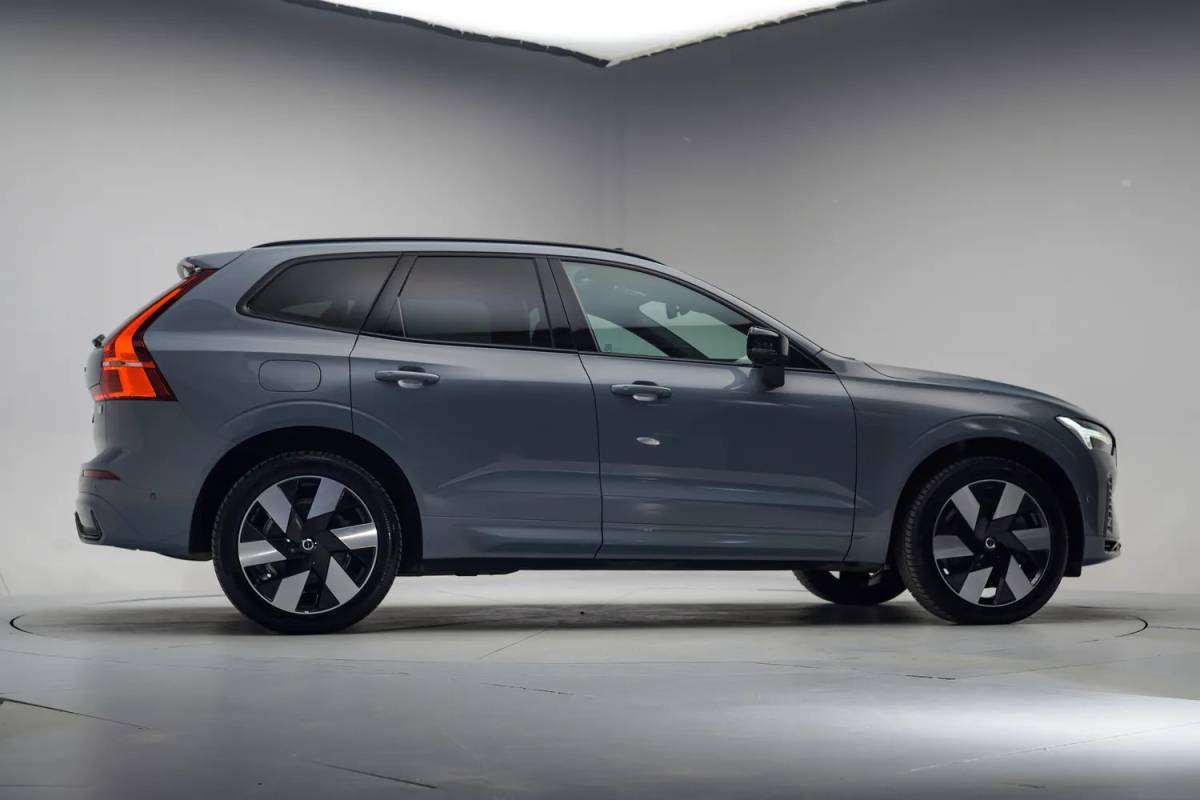 Volvo XC60 Volvo XC60 2.0 T6 AWD Recharge Ultimate Dark [ Panorama Leder Harman/Kardon Stuur-&Stoelverwarming Trekhaak ]