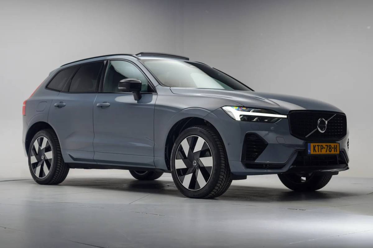 Volvo XC60 Volvo XC60 2.0 T6 AWD Recharge Ultimate Dark [ Panorama Leder Harman/Kardon Stuur-&Stoelverwarming Trekhaak ]