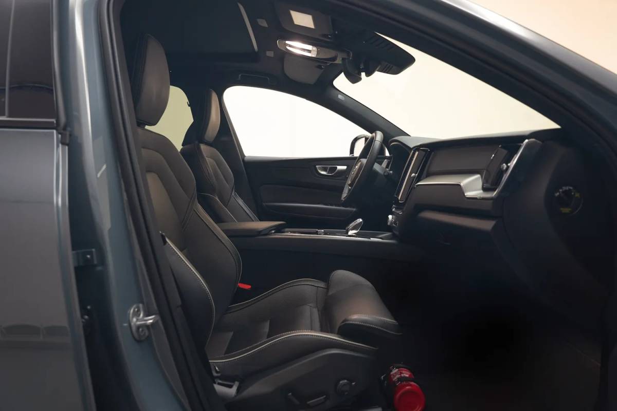 Volvo XC60 Volvo XC60 2.0 T6 AWD Recharge Ultimate Dark [ Panorama Leder Harman/Kardon Stuur-&Stoelverwarming Trekhaak ]