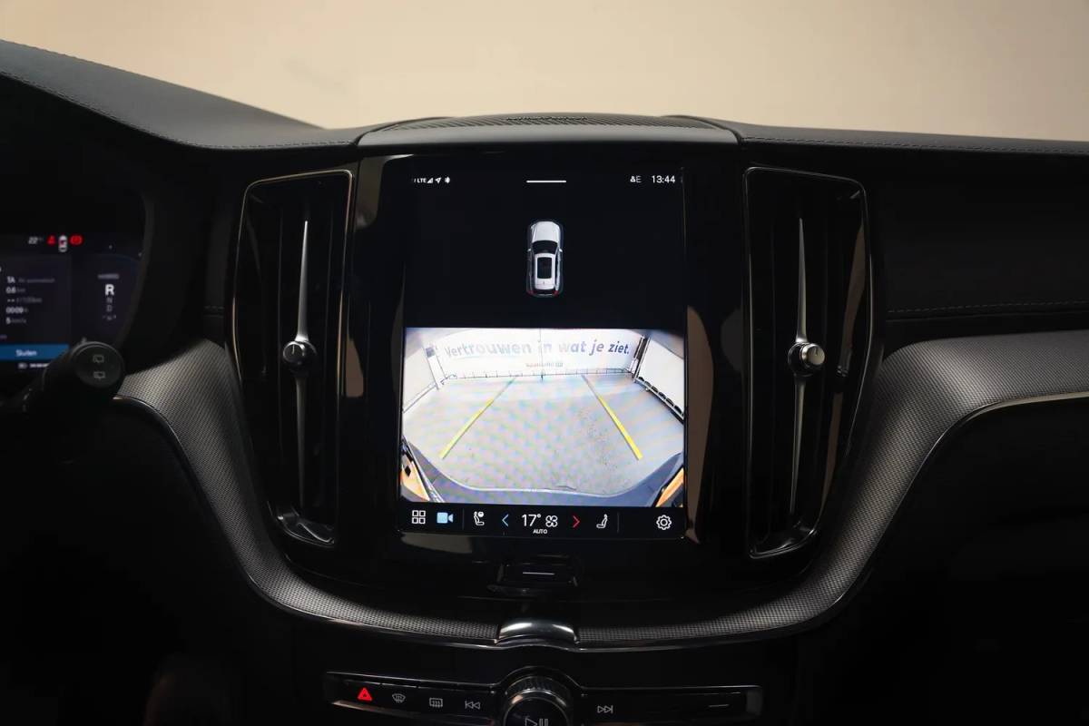 Volvo XC60 Volvo XC60 2.0 T6 AWD Recharge Ultimate Dark [ Panorama Leder Harman/Kardon Stuur-&Stoelverwarming Trekhaak ]