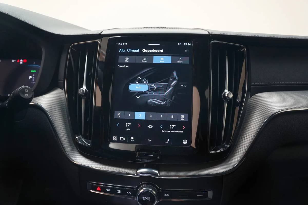 Volvo XC60 Volvo XC60 2.0 T6 AWD Recharge Ultimate Dark [ Panorama Leder Harman/Kardon Stuur-&Stoelverwarming Trekhaak ]