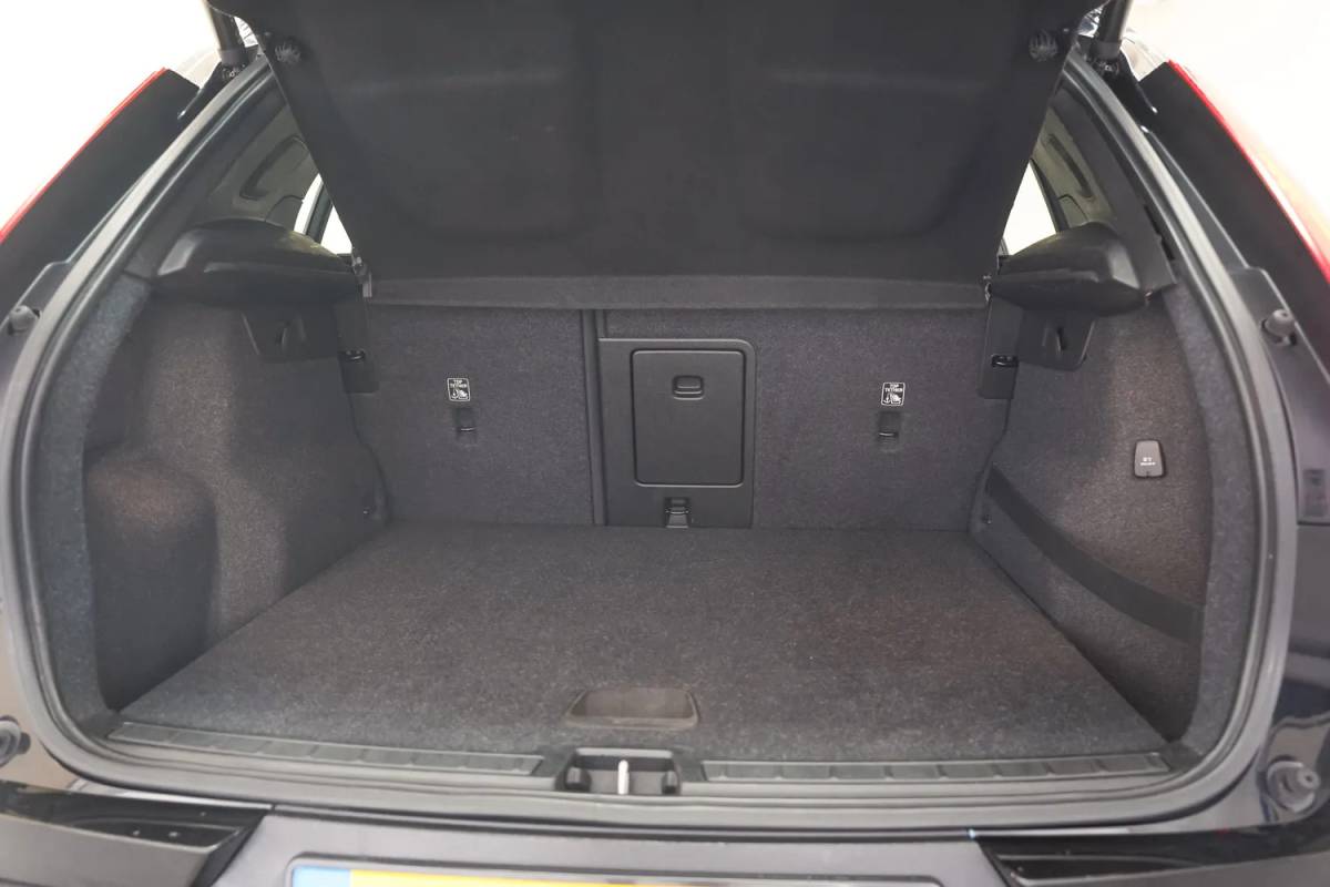 Volvo XC40 Volvo XC40 T5 Twin Engine Momentum Pro [ LED Navi Leder Trekhaak ]