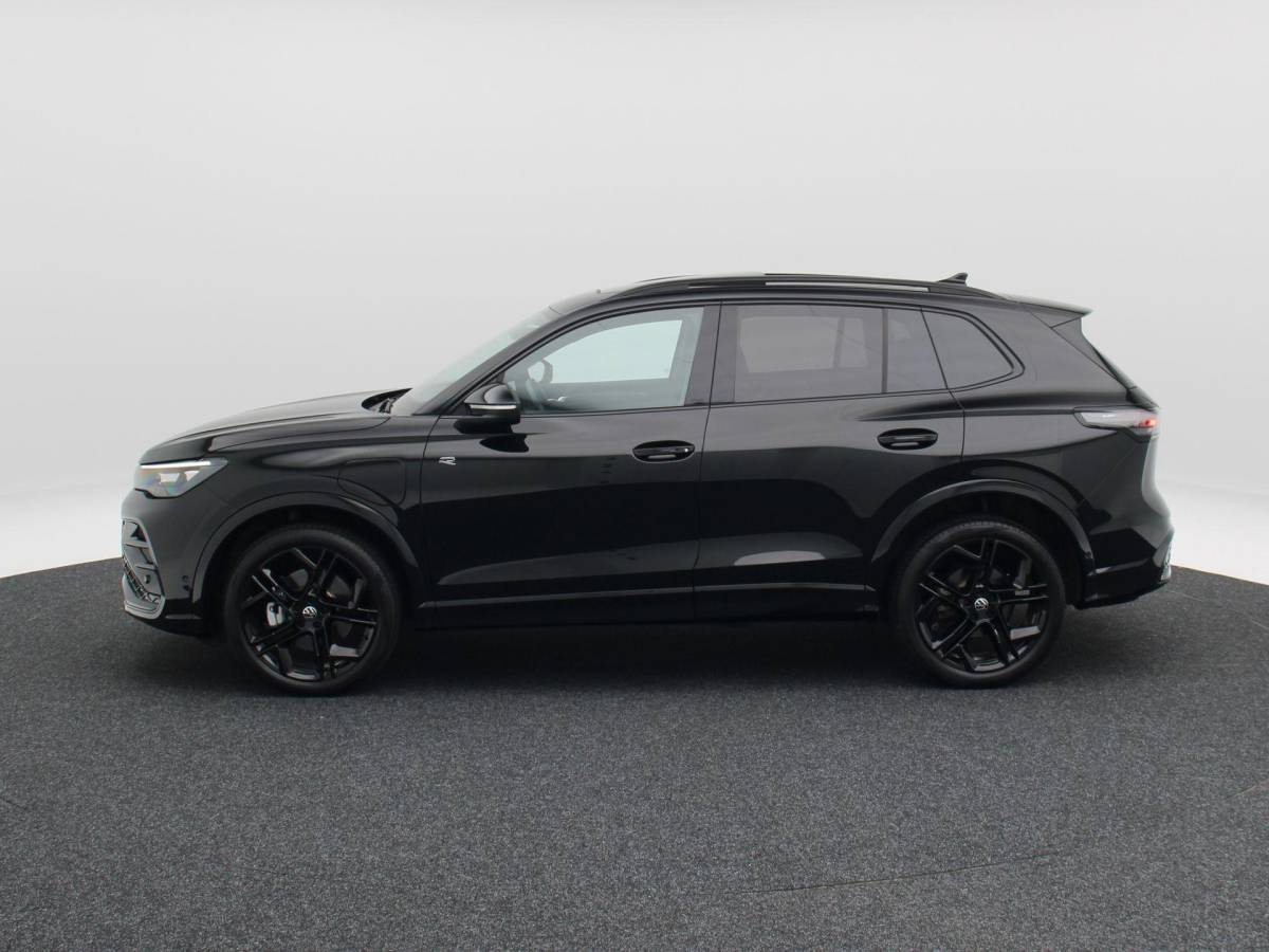 Volkswagen Tiguan Volkswagen Tiguan 1.5 204 Pk eHybrid R-Line | Black Style | Panoramadak | Adaptive Cruise | Trekhaak | Massage | Camera | CarPlay | 20 Inch| 34.103 Km !!