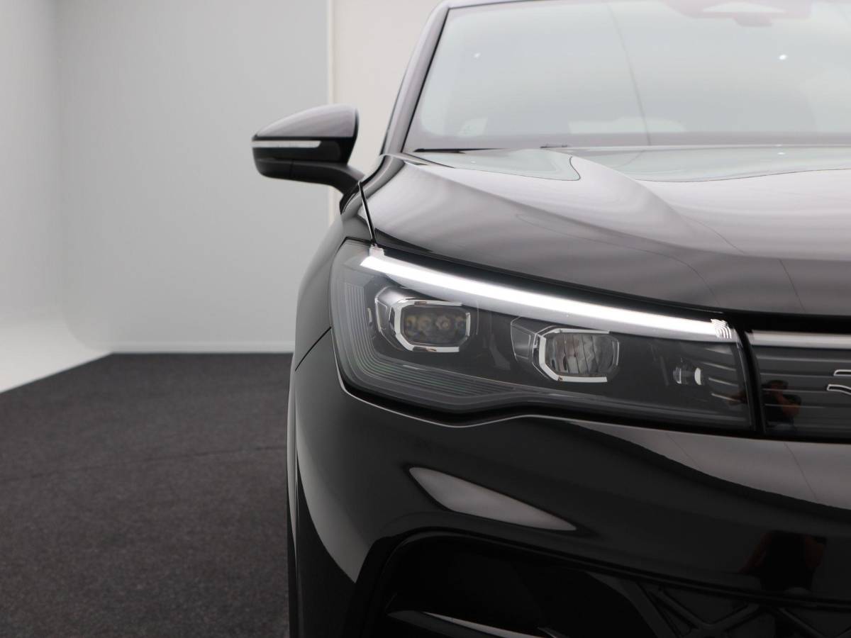 Volkswagen Tiguan Volkswagen Tiguan 1.5 204 Pk eHybrid R-Line | Black Style | Panoramadak | Adaptive Cruise | Trekhaak | Massage | Camera | CarPlay | 20 Inch| 34.103 Km !!