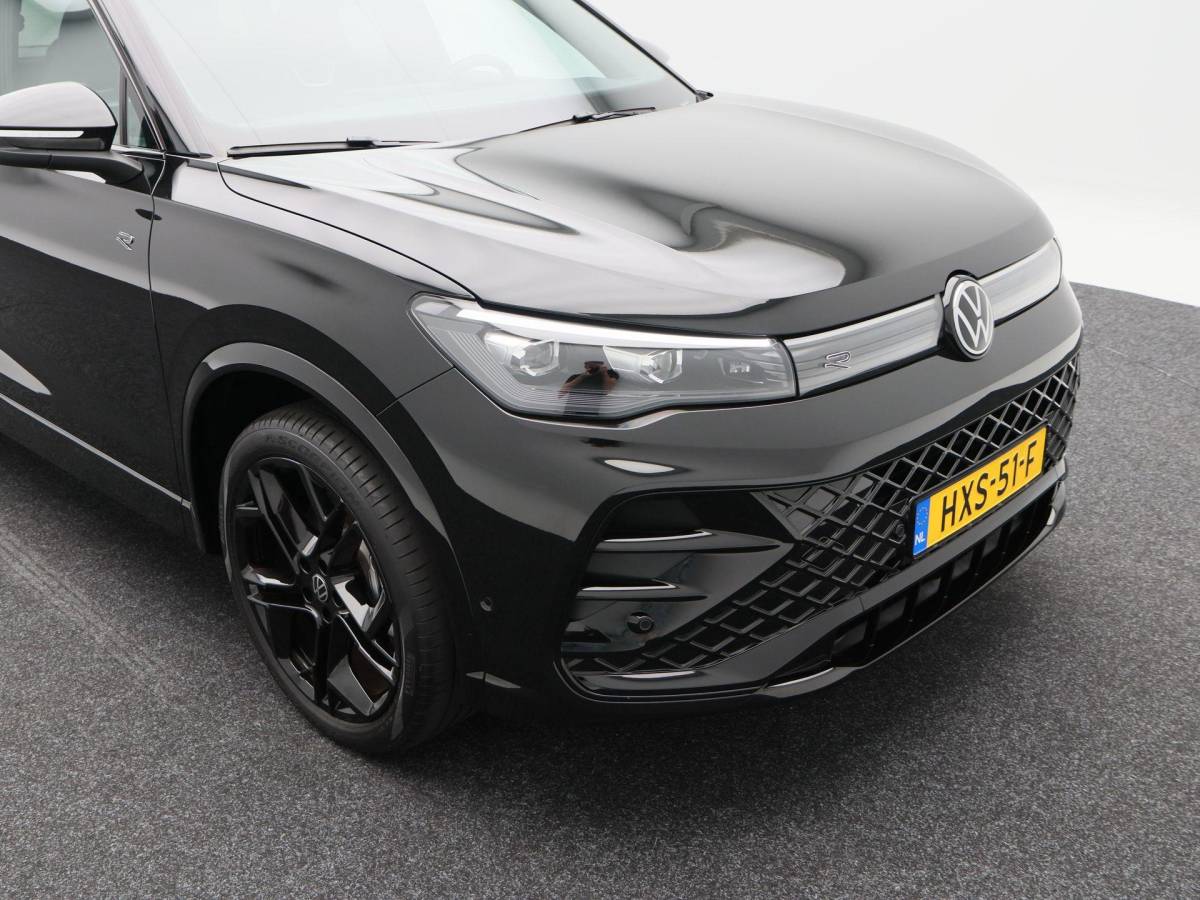 Volkswagen Tiguan Volkswagen Tiguan 1.5 204 Pk eHybrid R-Line | Black Style | Panoramadak | Adaptive Cruise | Trekhaak | Massage | Camera | CarPlay | 20 Inch| 34.103 Km !!
