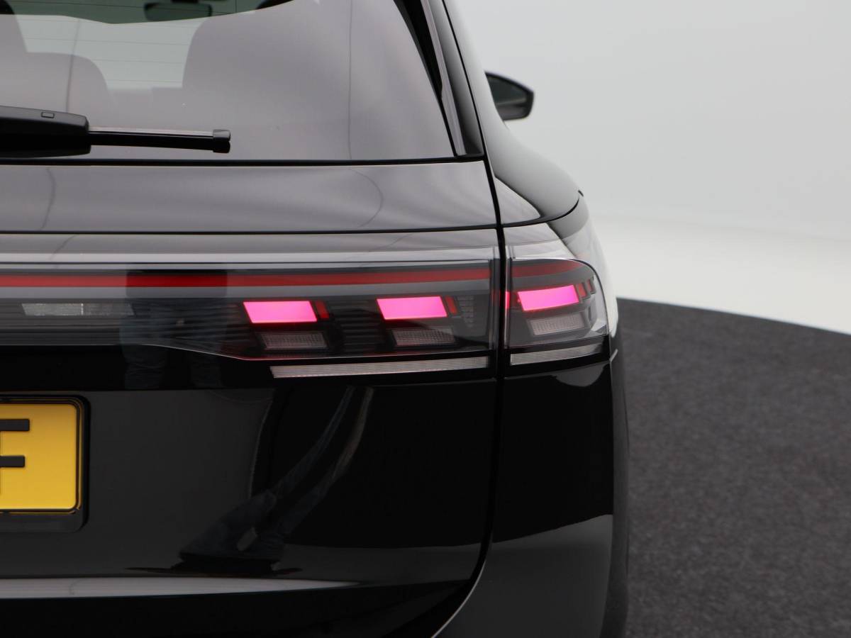Volkswagen Tiguan Volkswagen Tiguan 1.5 204 Pk eHybrid R-Line | Black Style | Panoramadak | Adaptive Cruise | Trekhaak | Massage | Camera | CarPlay | 20 Inch| 34.103 Km !!