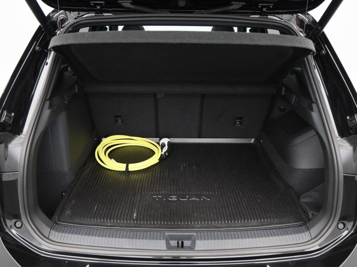 Volkswagen Tiguan Volkswagen Tiguan 1.5 204 Pk eHybrid R-Line | Black Style | Panoramadak | Adaptive Cruise | Trekhaak | Massage | Camera | CarPlay | 20 Inch| 34.103 Km !!