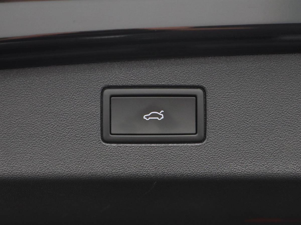 Volkswagen Tiguan Volkswagen Tiguan 1.5 204 Pk eHybrid R-Line | Black Style | Panoramadak | Adaptive Cruise | Trekhaak | Massage | Camera | CarPlay | 20 Inch| 34.103 Km !!