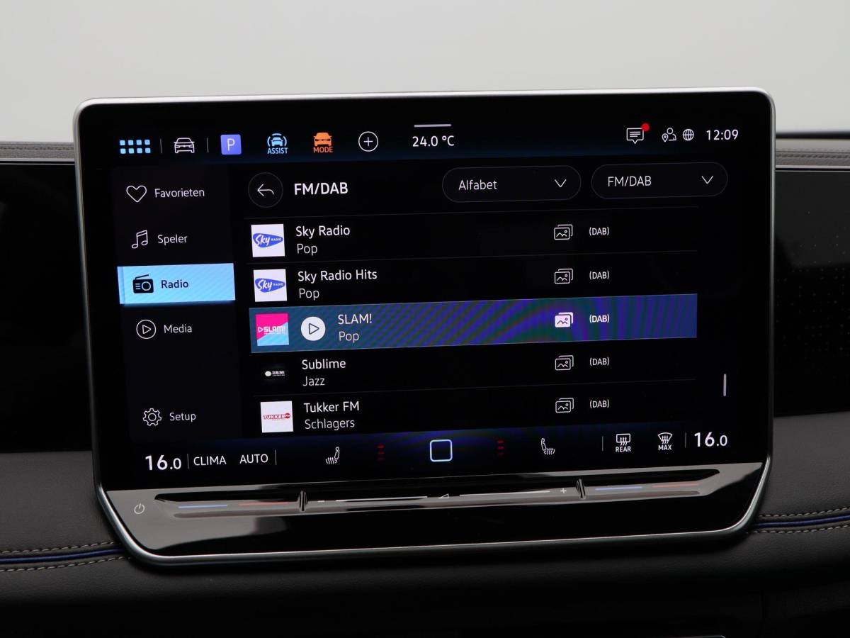 Volkswagen Tiguan Volkswagen Tiguan 1.5 204 Pk eHybrid R-Line | Black Style | Panoramadak | Adaptive Cruise | Trekhaak | Massage | Camera | CarPlay | 20 Inch| 34.103 Km !!