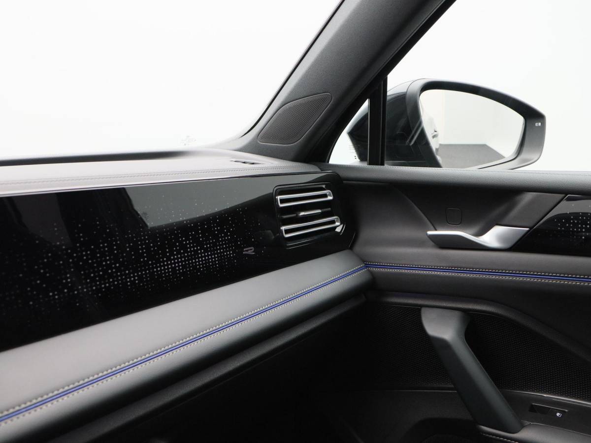 Volkswagen Tiguan Volkswagen Tiguan 1.5 204 Pk eHybrid R-Line | Black Style | Panoramadak | Adaptive Cruise | Trekhaak | Massage | Camera | CarPlay | 20 Inch| 34.103 Km !!
